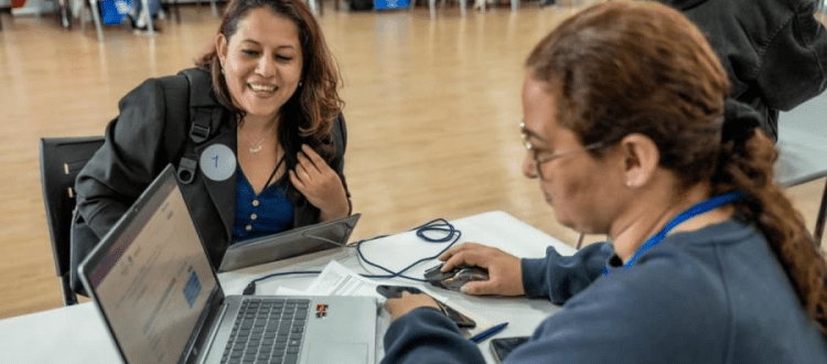 Ciudadana en feria de empleo Foto: Secretaría Distrital de Desarrollo Económico