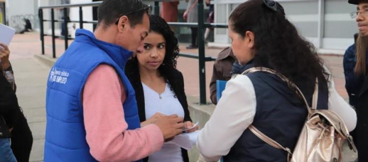 Ciudadanos con funcionario del SENA Foto: SENA