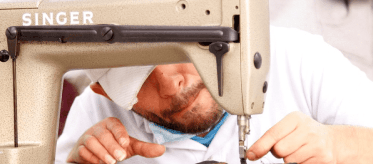 Persona con maquina de coser Foto: Secretaría de Integración Social