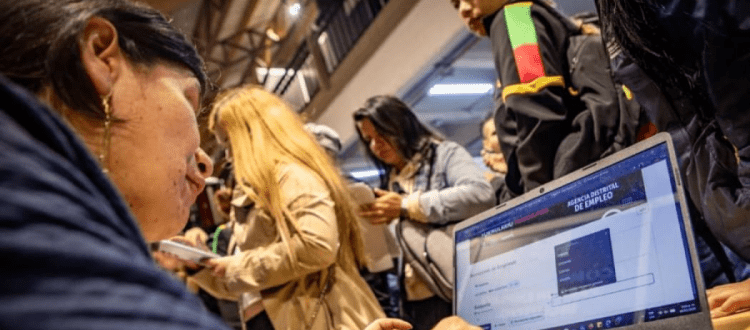 Ciudadanos en una feria de empleo - Foto: Secretaría de Desarrollo Económico