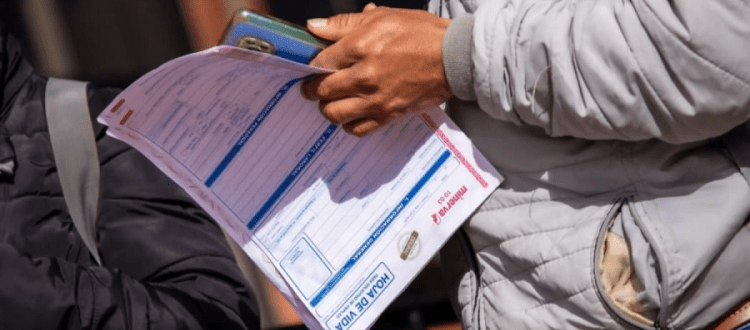 Una persona con una hoja de vida Foto: Secretaría de Desarrollo Económico