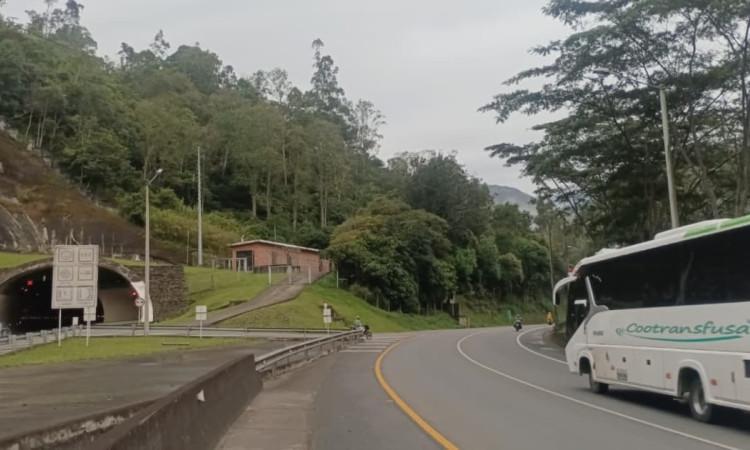 Foto de vehículos de carga y particulares circulando por la Vía al Llano.