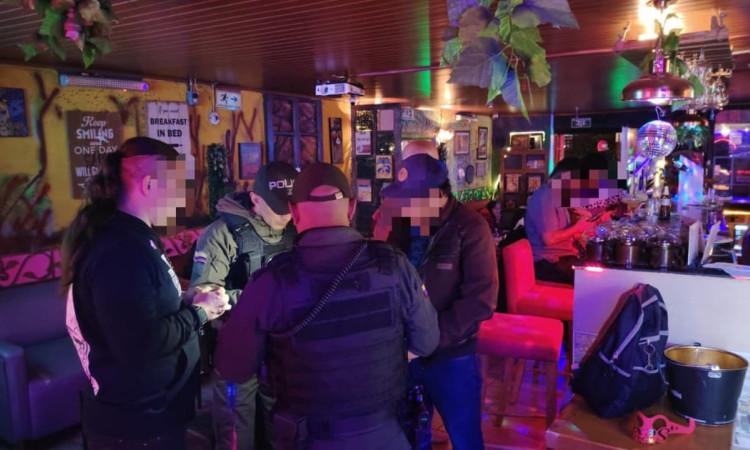 Foto de un operativo en un bar de Bogotá