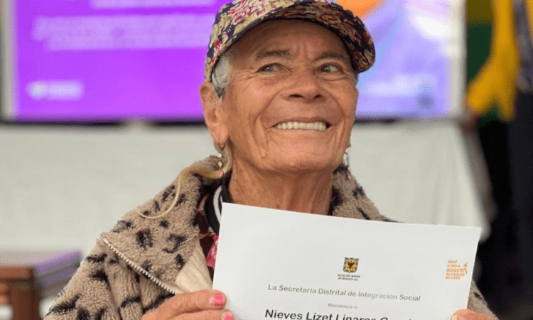 Imagen de Nieves sosteniendo un certificado