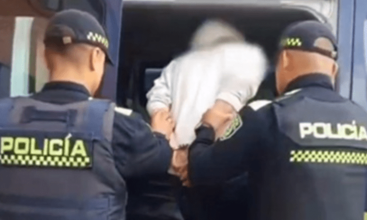 Imagen de dos policías con un capturado