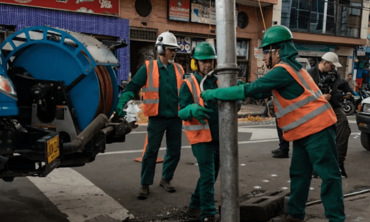 Foto que muestra trabajadores del Acueducto de Bogotá
