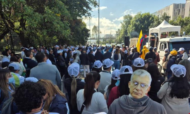 Foto de manifestantes en una vía de Bogotá 