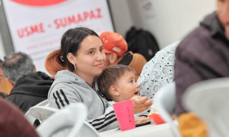 Imagen de una madre con su bebé en un comedor comunitario