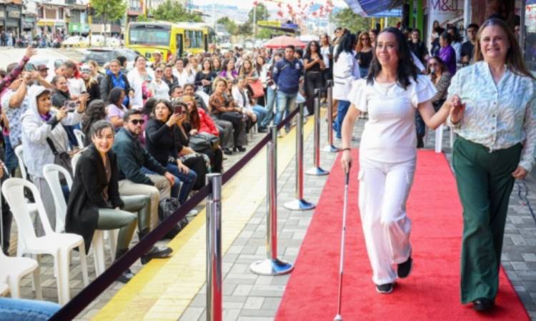 Imagen de dos mujeres en una pasarela