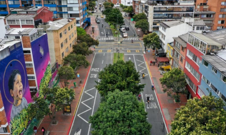 Imagen panorámica de una vía principal de Bogotá donde se observa la circulación de diversos vehículos.
