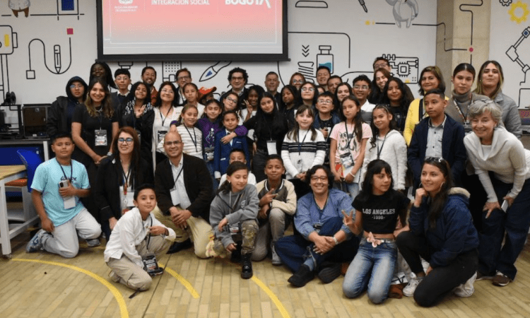 Imagen de los niños, niñas y jóvenes con el secretario de integración social y el secretario de gobierno