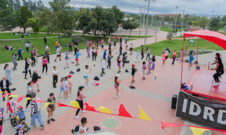 Foto que muestra personas haciendo ejercicio 