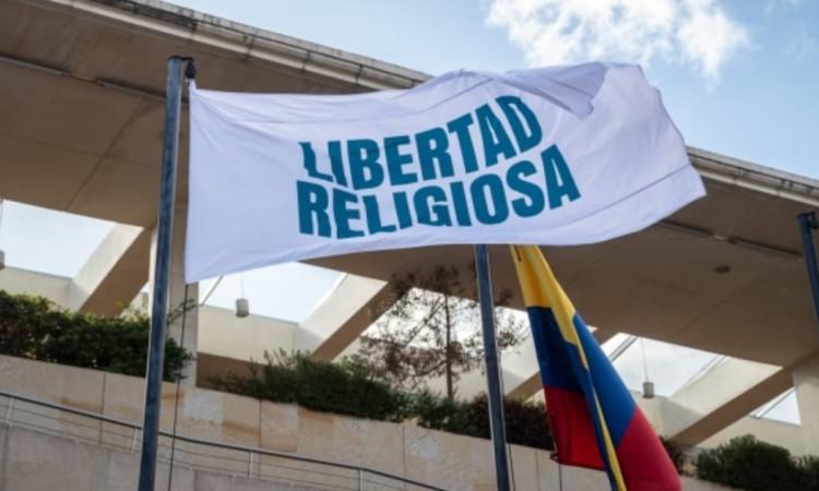 Foto de la bandera blanca de Libertad Religiosa izada en la plazoleta del Palacio Liévano, sede de la Alcaldía de Bogotá.