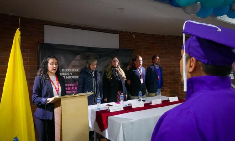 Foto de la ceremonia de graduación de 18 privados de la libertad en la Cárcel Distrital de Bogotá.