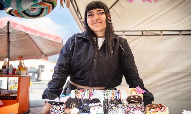Imagen de mujer vendiendo en feria de la Secretaría Distrital de la Mujer