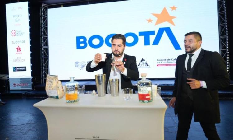 Foto del lanzamiento 'Conexión Bogotá Experiencias de Café' con baristas haciendo mezclas de café.