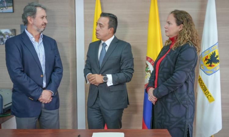 Foto de la firma del acuerdo entre Bogotá y Corporación Financiera Internacional para financiamiento de proyectos de movilidad.