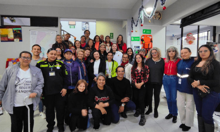 Foto de un grupo de mujeres que participa en un taller. 
