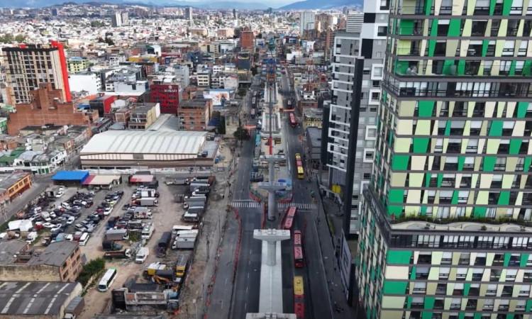 Foto del cierre de acceso norte de la estación temporal Calle 57 en la avenida Caracas por obras del Metro de Bogotá.
