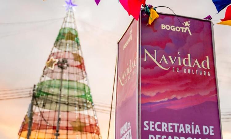 Foto de una de las ferias de 'Hecho en Bogotá' con exhibiciones de emprendimientos y productos locales.