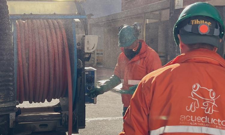 Foto que muestra trabajadores del Acueducto de Bogotá