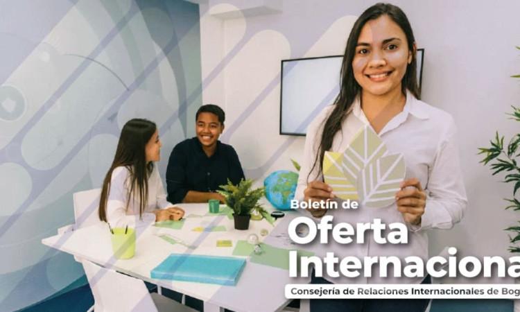 Foto de una mujer accediendo a programas y becas internacionales.