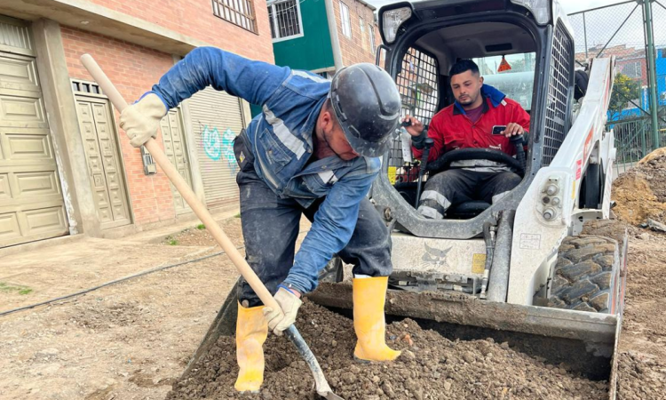 Foto de funcionarios del Distito en obras de a localidad de Usme 