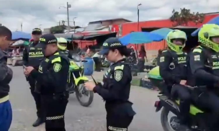 Fotos de uniformados de la Policía en calles y otros espacios de Bogotá en patrullajes.