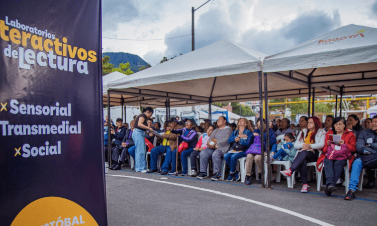 Foto de un grupo de ciudadanos en un taller de lectura 