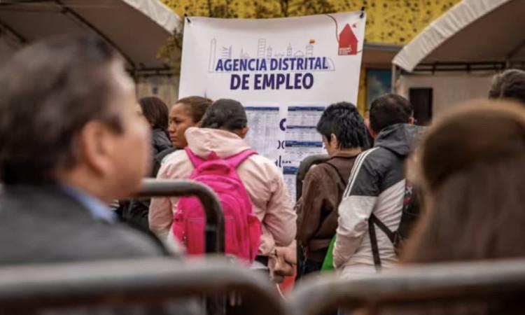Foto de bogotanos y bogotanas accediendo a servicios de la Agencia Distrital de Empleo.