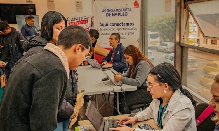 Hombres y mujeres en una de las ferias de empleo de 'Talento Capital' y la imagen de la Megaferia de Empleo.