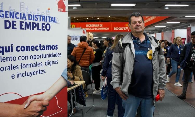Foto de un bogotano accediendo a una de las ferias de empleo de la Agencia Distrital de Empleo de Bogotá