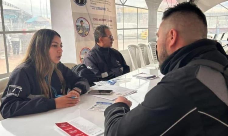 Foto de bogotanos y bogotanas accediendo a servicios de la Agencia Distrital de Empleo.