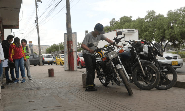 Foto de funcionarios del Distito en jornada de embellecimiento 