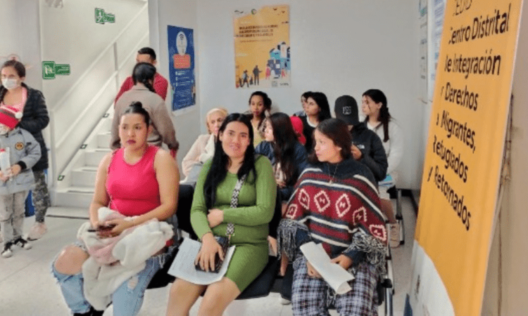 Imagen de distintas mujeres en una sala de espera
