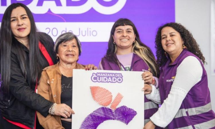 Imagen de mujeres en Manzana del Cuidado 20 de Julio