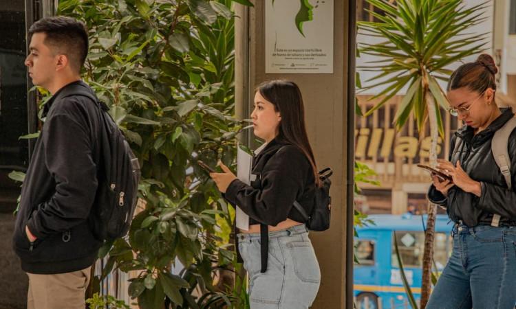 Personas haciendo fila en una feria laboral 