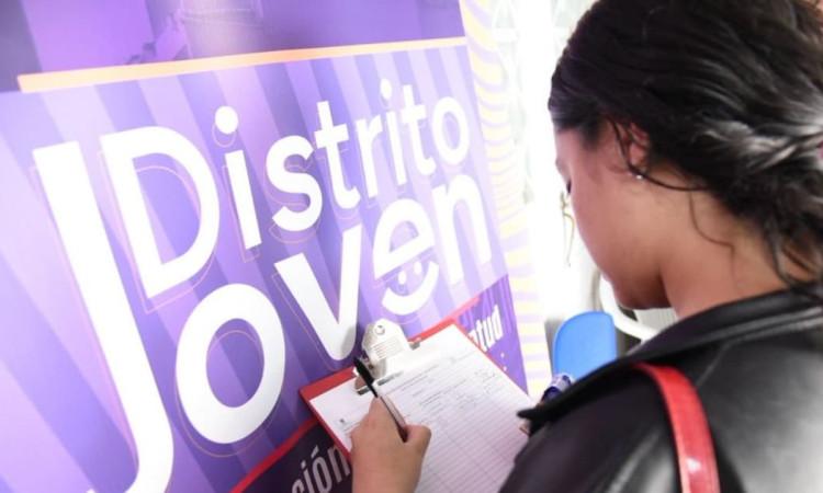 Joven asistente a la Casa de Juventud