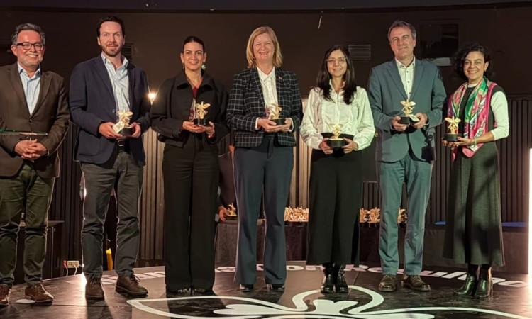 Foto de participantes de premio nacional Alianzas Innovadoras - Modelo APC Colombia Interuniversitario