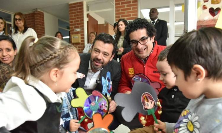 Foto del alcalde Carlos Galán rodeado de niños