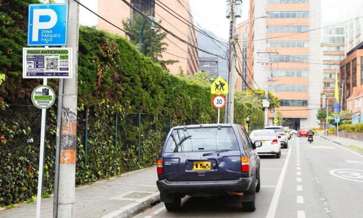 Foto de un carro en una Zona de Parqueo Pago. 