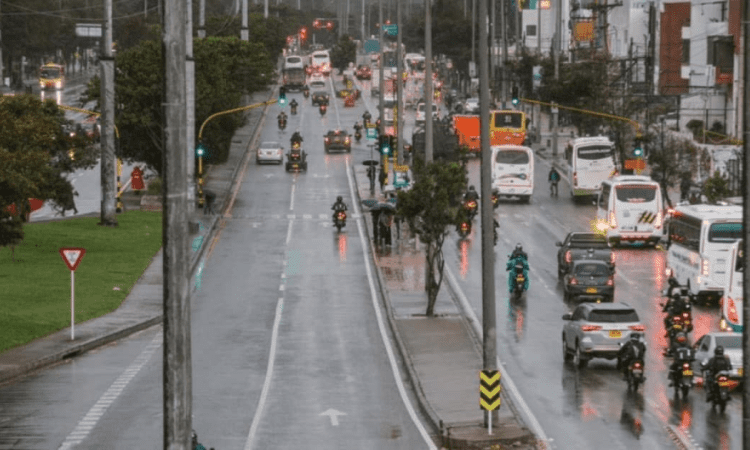 Foto de vehículos en una vía de Bogotá