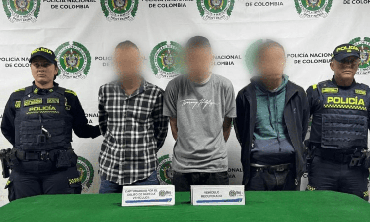 Imagen de los capturados junto dos policías