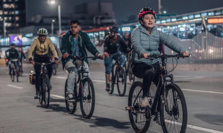 Foto que muestra personas montando bicicleta 