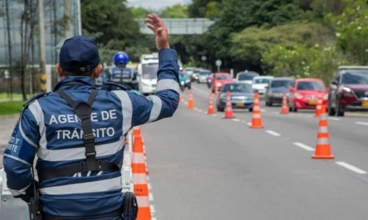 Foto de un agente de tránsito en una vía de Bogotá