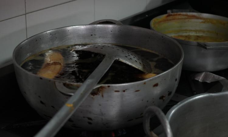 Foto que muestra una olla llena de aceite 