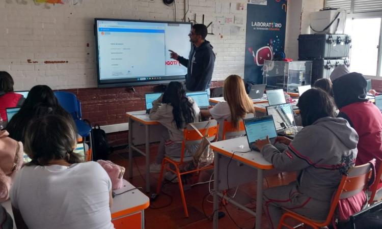 Foto que muestra estudiantes en un salon de clases