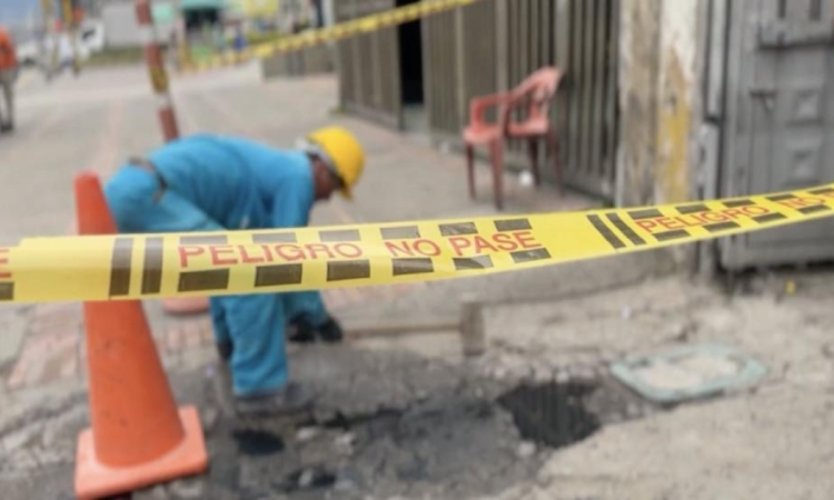 Imagen de técnico de la Empresa de Acueducto realizando trabajos