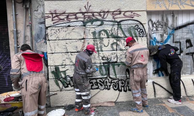 Imagen de funcionarios borrando grafitis.