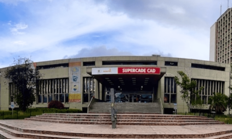 Imagen de la fachada del CAD de la NQS con Av. el Dorado